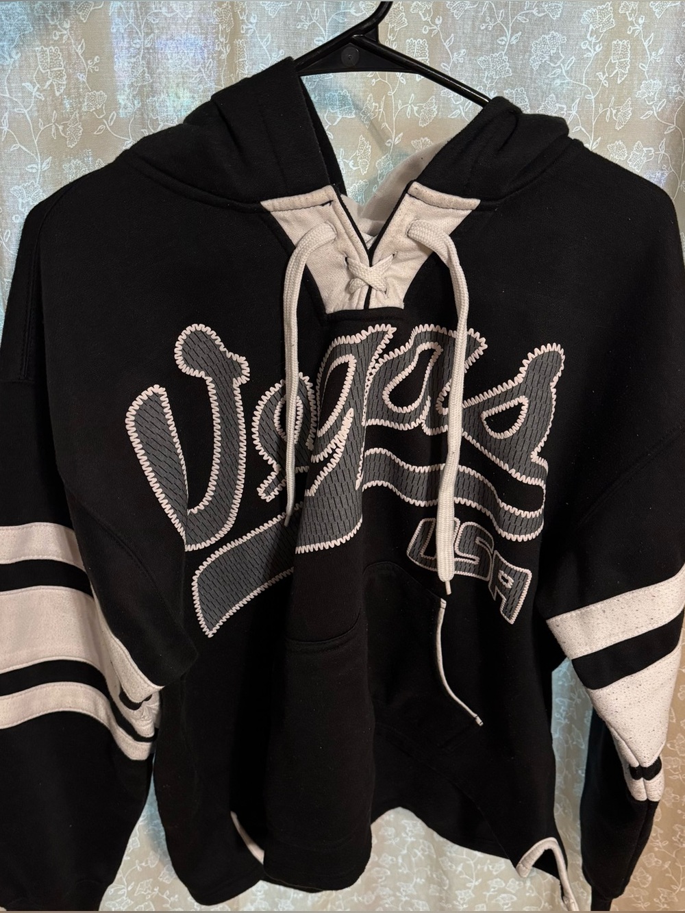 DC Classic Vegas USA Hoodie Black Lace Up Neck Striped Sleeve Aesthetic M